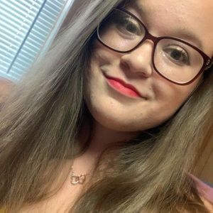 Meet your Posher, Elise